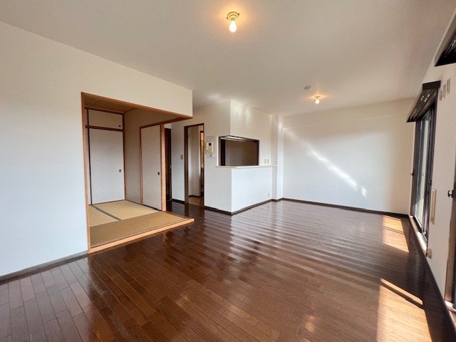 明るい日差しが差しこむ約15.4帖のLDKです