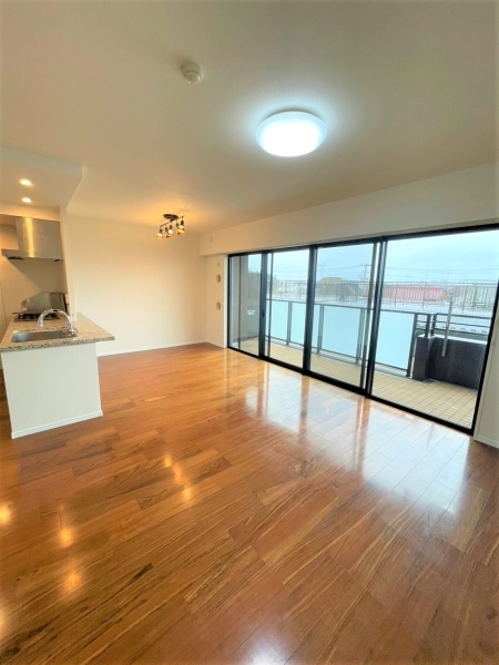 リビングダイニング　突板幅広フローリング