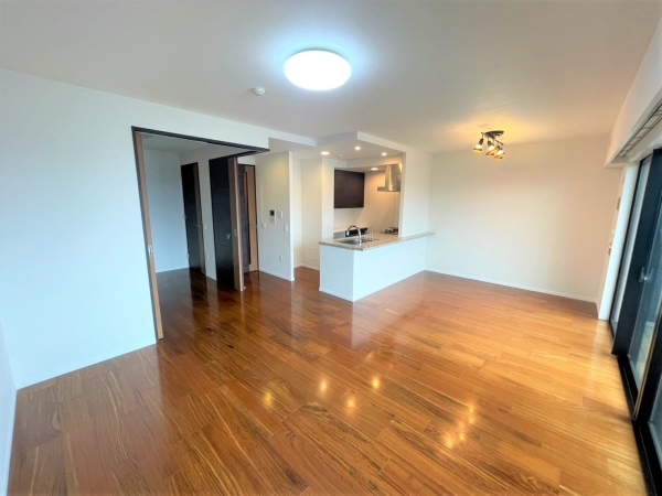 リビングダイニングキッチン　突板幅広フローリング