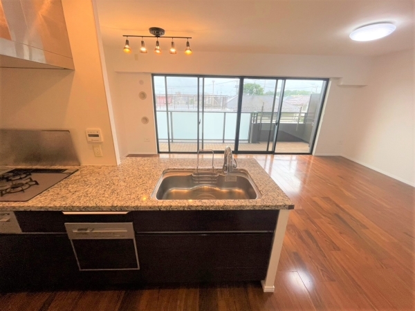 キッチンからリビングダイニングを撮影