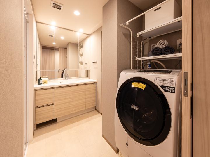 洗面室の様子です!3面鏡の洗面化粧台がございます!