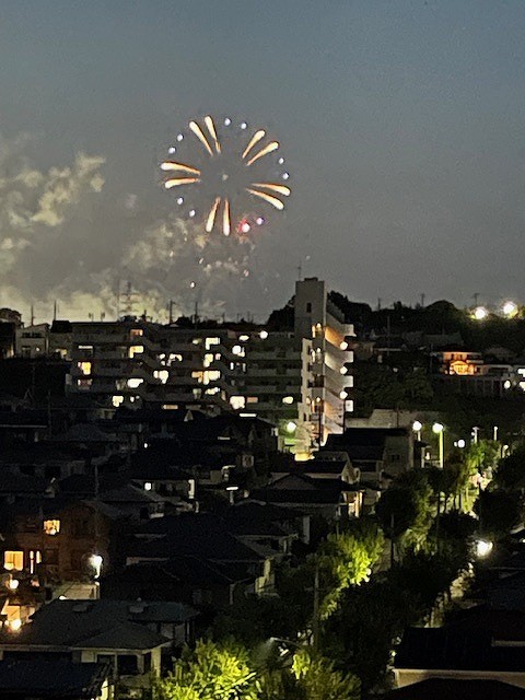 ほっともっとフィールド神戸の花火です。2025年7月撮影北側バルコニーより