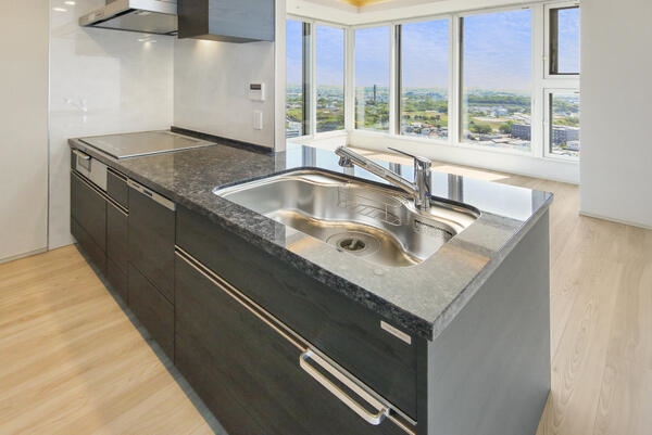 ディスポーザー・食器洗乾燥機・浄水器搭載の対面式システムキッチン。調理中も豊かな眺望を楽しめます。