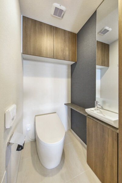 1年中快適に使用できる、温水洗浄便座付きのトイレです。トイレ内に独立した手洗い器が備わっています。