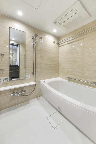 1418サイズの浴室です。浴室換気乾燥機・オートバス・追い焚き機能付きで快適にご利用いただけます。