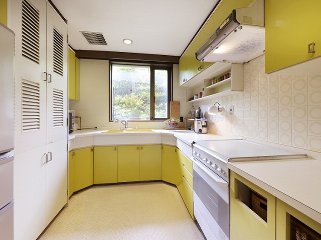 窓が大きいため、光が入り明るいキッチンです