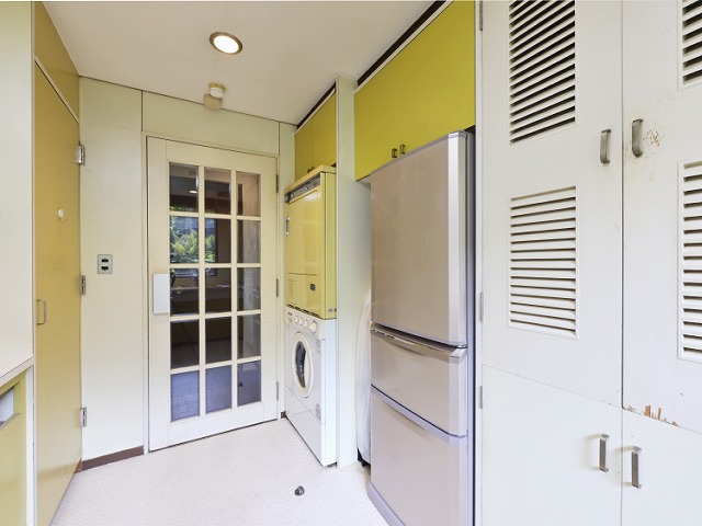 窓が大きいため、光が入り明るいキッチンです