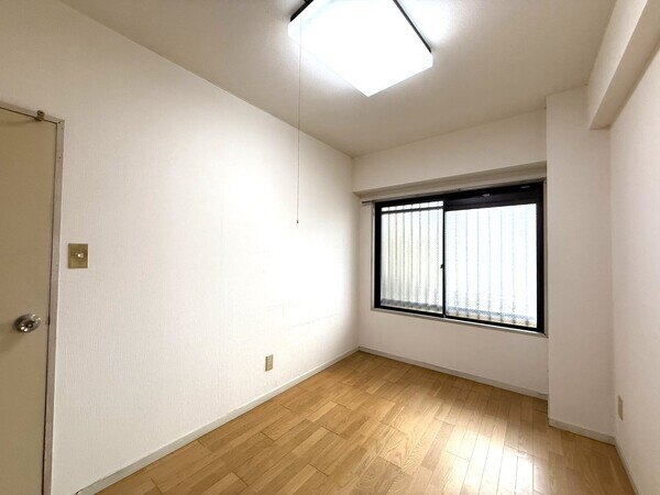 約5.3帖の洋室。