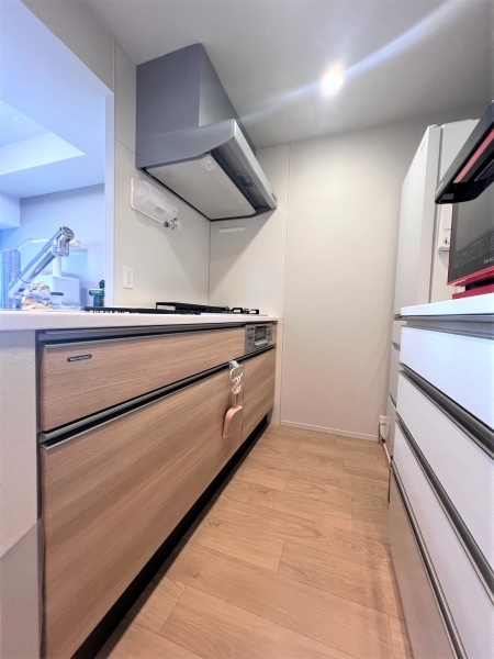 料理をしながらリビングを見渡せる対面式キッチン