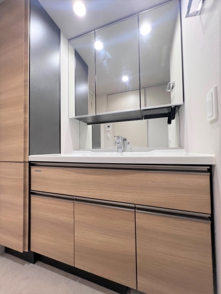 収納スペースが多い三面鏡洗面化粧台。鏡の裏に小物類を収納できます。