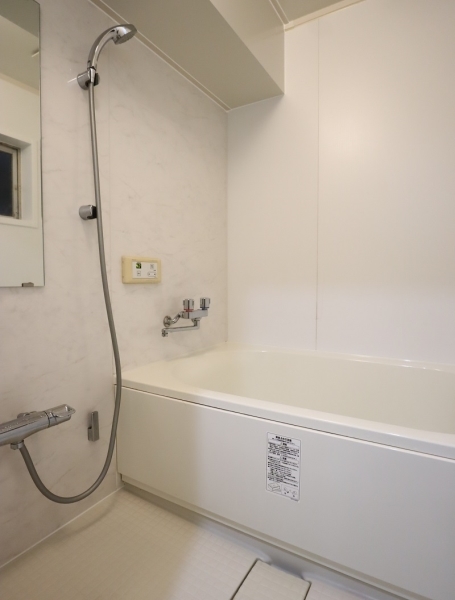 浴室は窓があり、自然換気によって湿気やカビ対策ができます。