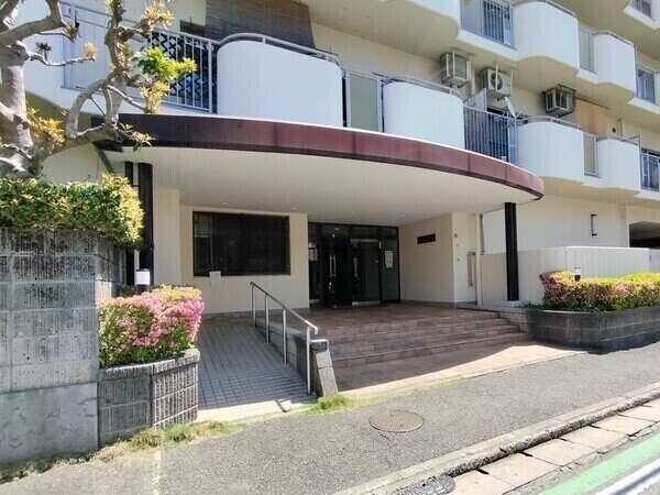 専有面積はゆったり81.6平米、約6帖の和室が2部屋備わっています。子育て世帯にも嬉しい間取りです。