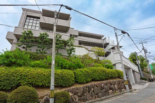 阪急今津線「宝塚南口」駅徒歩8分。周囲は静かでゆったりとした住環境です。ぜひお問い合わせください。