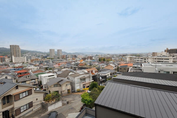 視界を遮る建物が隣接していないので、眺望良好。天気の良い日は、遠くの景色まで楽しむことができます。
