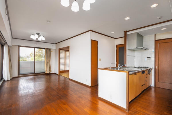 LDKは約19.6帖のゆったりとした空間。南・東側の2面がバルコニーに面し、陽当り・通風良好です。