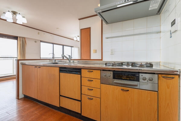 家事負担を軽減する、食器洗乾燥機搭載です。対面式のため、LDの様子を伺いながら調理ができます。