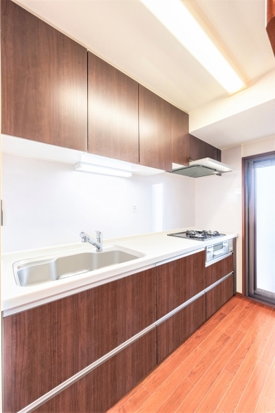 家事がしやすい2wayキッチン。勝手口あり。写真はＣＧで加工したリフォームイメージです。