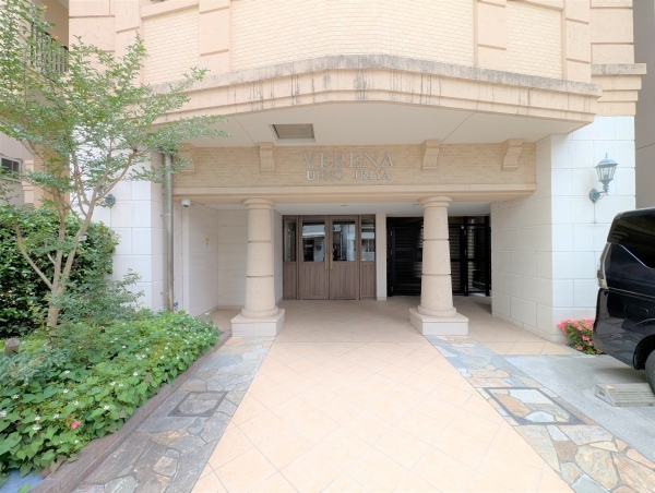 ひさしがあり、雨の日や日差しの強い日の待ち合わせに便利なエントランス