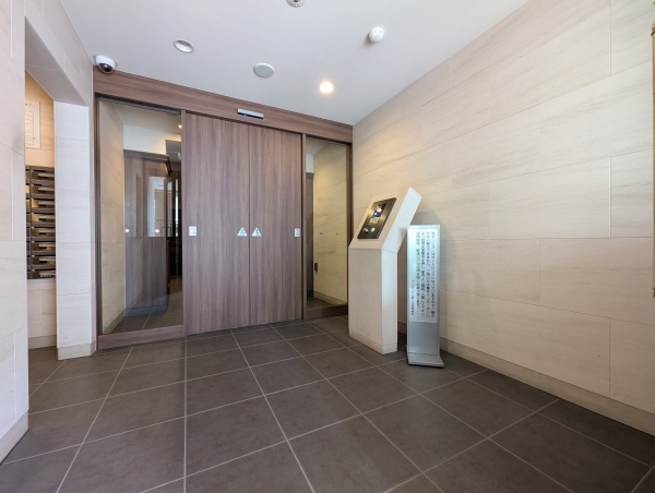 エントランス内には来訪者の姿が確認できるTVモニター付オートロックを導入