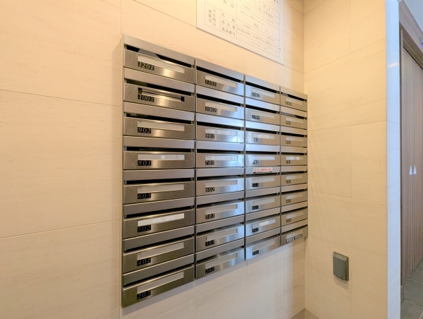 郵便物の投函側と受取側が壁で隔てられているメールボックス