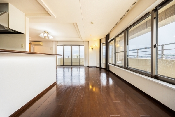 ２面採光のリビングダイニング