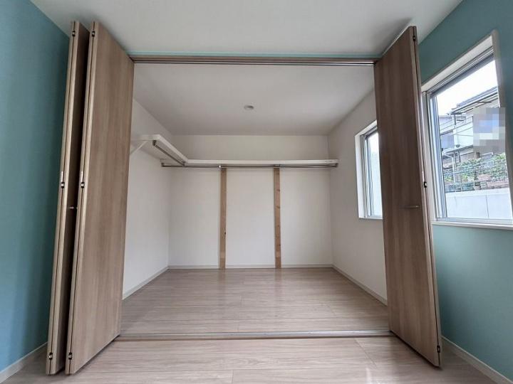 広々としたWIC!お洋服の収納含めご活用くださいませ。