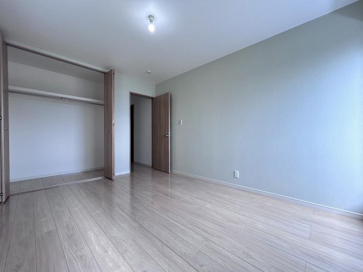 約6.0帖の洋室!クローゼット収納もございます。