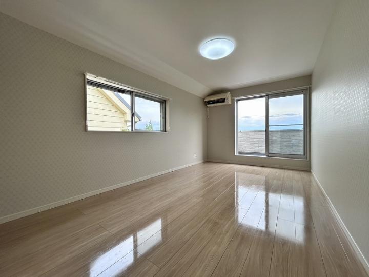 約8.0帖の洋室!バルコニーに面した開放感のあるお部屋です。