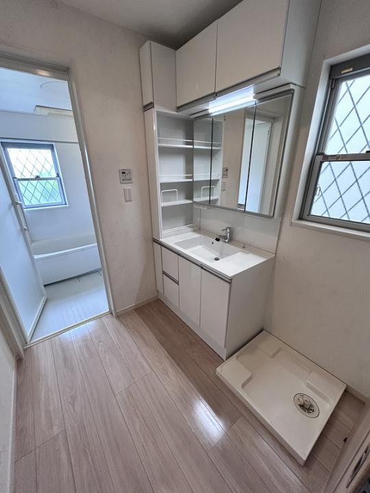 洗面所には窓も備わっております。