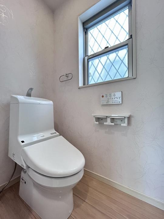 1階トイレです。2階にもトイレが備わっております。