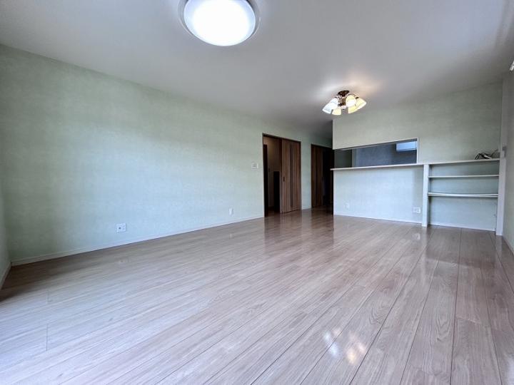 約16.0帖の開放感のあるリビングです。