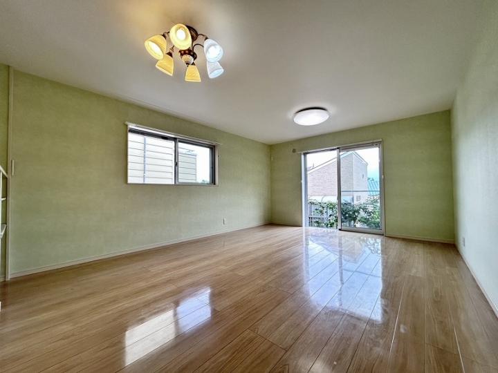 リビング南側にはお庭がございます。