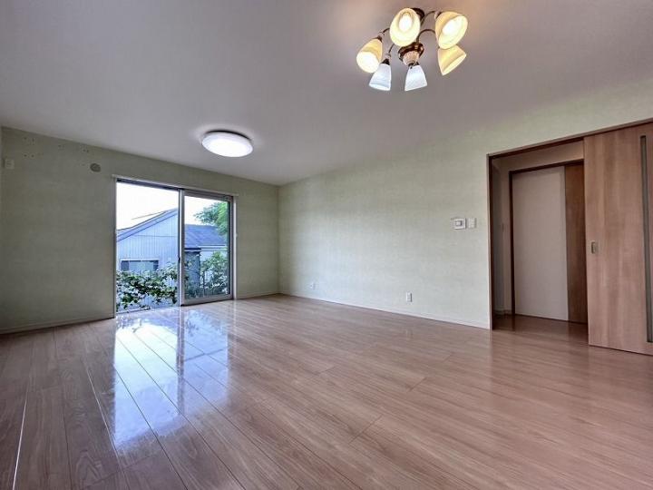 リビング南側より日差しが差し込んでおります。