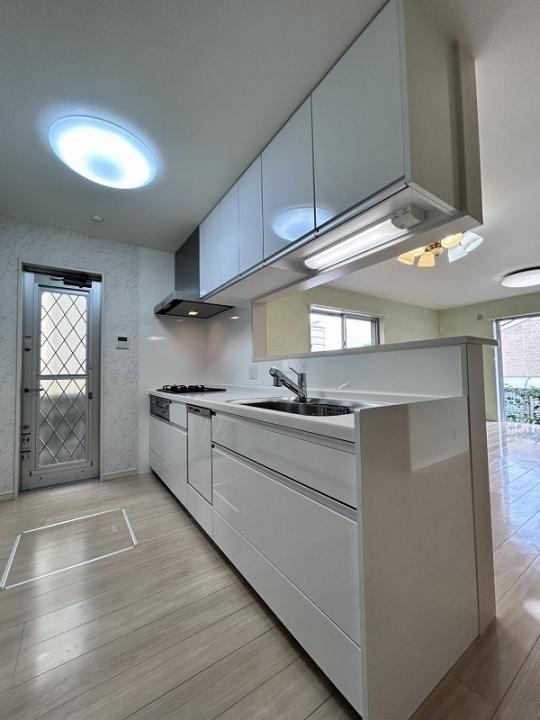 パナソニック製のシステムキッチンで食洗機付きでございます。