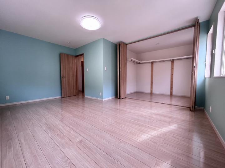 約9.0帖の洋室!北側ならびに東側にも窓がございます。