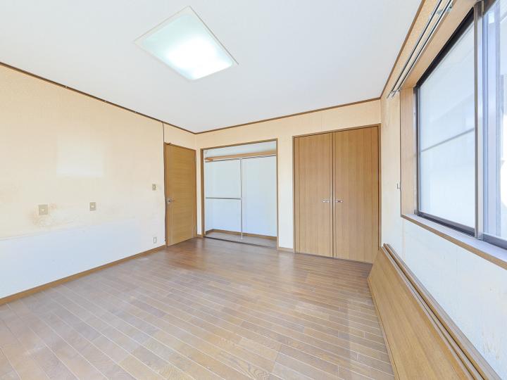 2階部分約8帖の洋室です!収納スペースもございます!