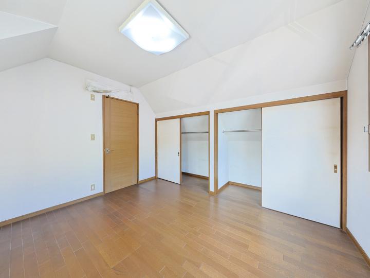 3階部分約6帖の洋室です。お部屋の両サイドに収納スペースがあります!