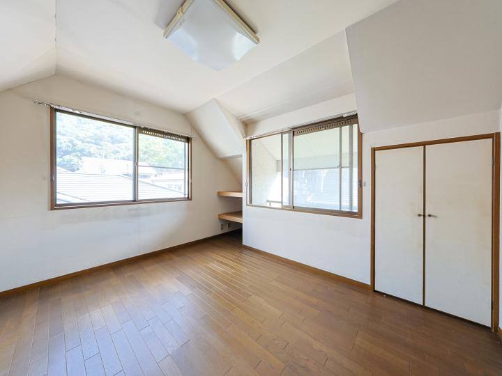 3階部分約6帖の洋室です。お部屋の両サイドに収納スペースがあります!