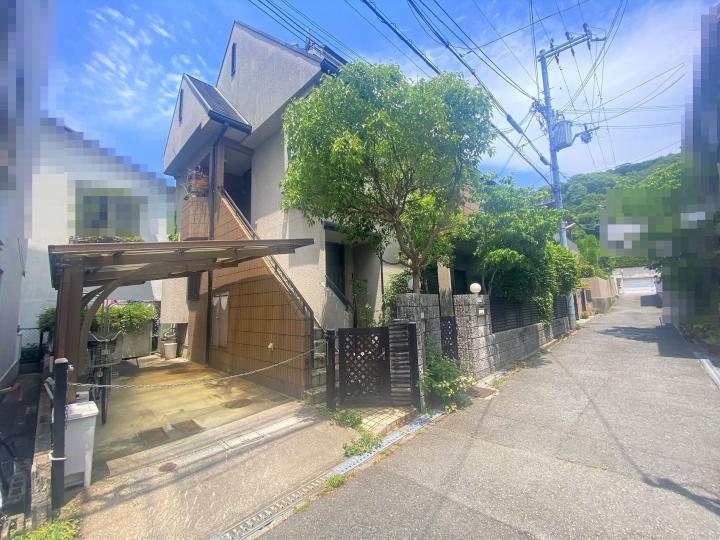 駐車スペースにはカーポートがついております!道路との高低差はございません!