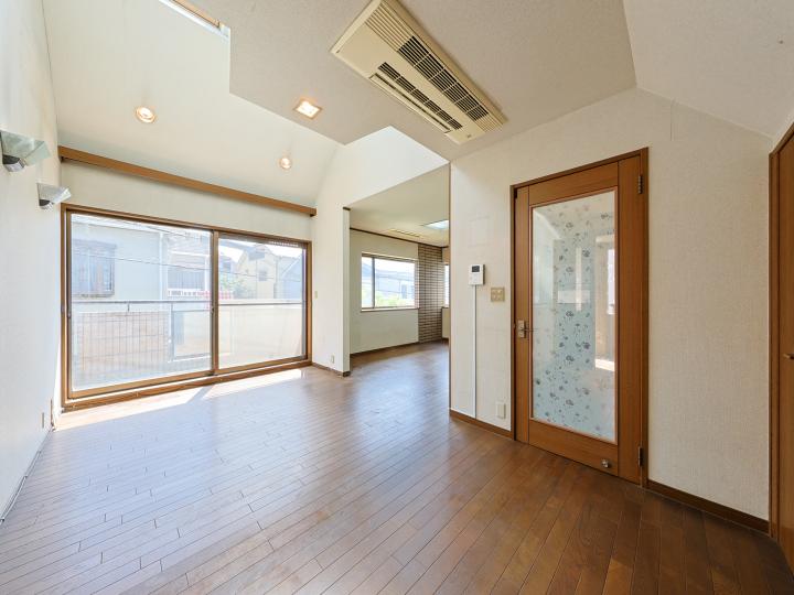 2階部分のダイニングは吹き抜けとなっており、天窓から光が差し込みます。