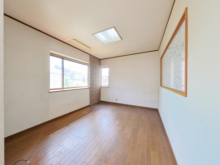 リビングには出窓を採用しております。