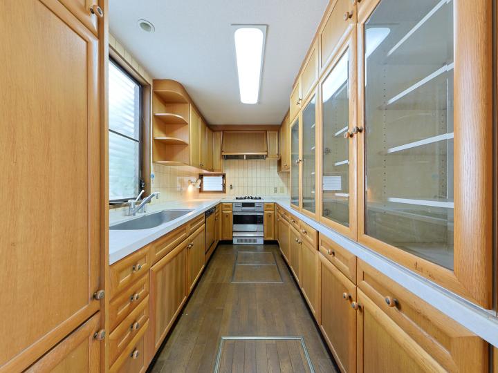 オーダーメイドのシステムキッチンです。ビルトインオーブン付、カップボードも一体となっております。