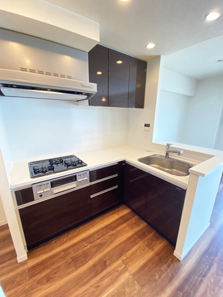 動線に配慮されたL字型対面式キッチン