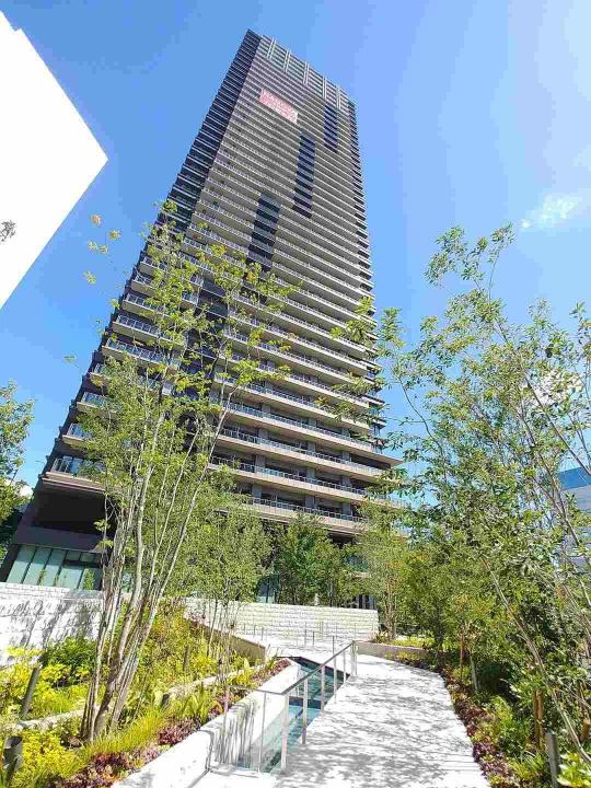 タワーに寄り添う約2000㎡の庭園