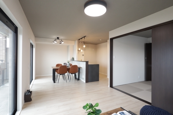 リビングダイニングキッチン（約16.4帖）～和室