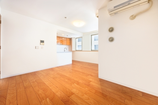 約16.0帖のLDK。窓際にはカウンターがございます。こちらはCGで作成したリフォームイメージです。