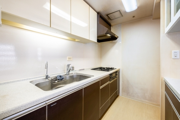 ディスポーザーや浄水器が設置されているシステムキッチン