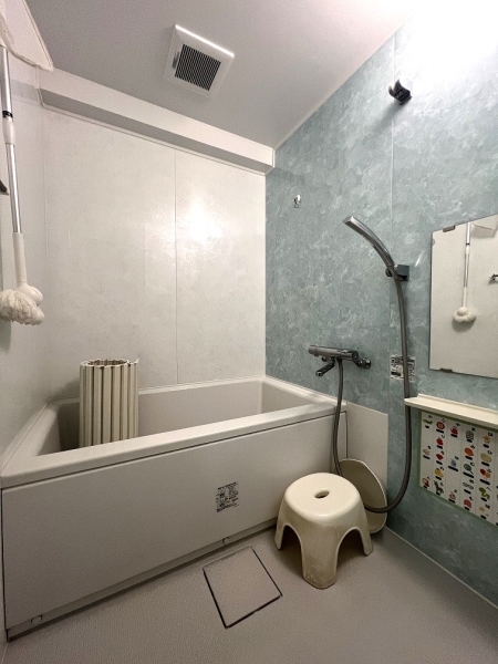 大理石調の壁面で落ち着いた浴室内を演出しております。