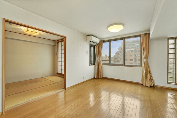 陽当り・通風・眺望良好な南西角住戸。約12.2帖のLDには窓が4か所あり、自然光が入り込みます。