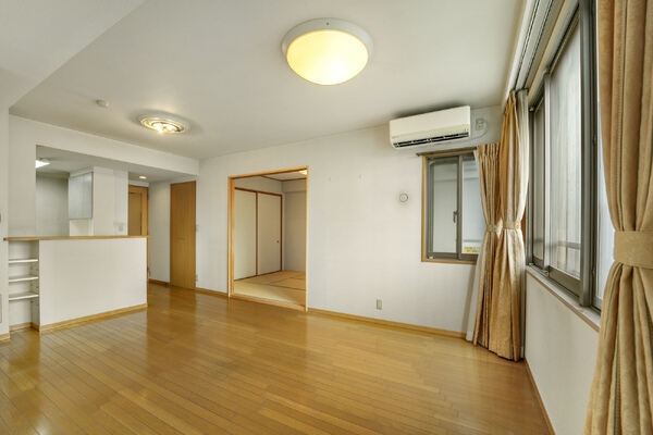 防音断熱に優れた二重サッシが採用されています。つまづきにくく、掃除もしやすいフラットフロアです。